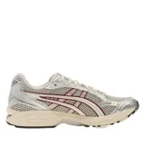 Championes Asics Gel-Kayano 14, en color beige y plateado con detalles en bordó, confeccionados con malla transpirable y superposiciones sintéticas, con suela amortiguada para mayor confort.