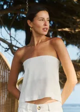 Top strapless color crudo, confeccionado en lino y rayón, con espalda semi descubierta y elásticos en el escote de la espalda.