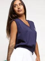 Musculosa blanca con cuello en V y logo bordado en el pecho.