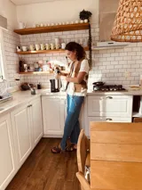 Chaleco de cuero con estampado de vaca, detalles de punto cruz y flecos.