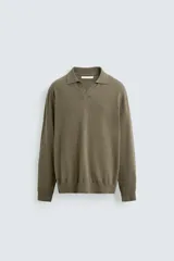 Polo de punto de corte regular fit, confeccionado en una mezcla de algodón. Presenta cuello solapa con abertura frontal, manga larga y acabados en rib en puños y bajo.