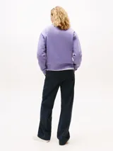 Buzo lila de cuello redondo con logo de Tommy Hilfiger estampado en el pecho.