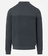 Suéter de punto para hombre con cuello redondo y manga larga. Presenta un diseño combinado con una parte superior lisa y una parte inferior con canalé texturizado horizontal. Marca Marfinno.