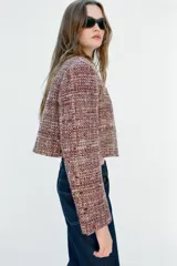Chaqueta corta de tweed de Zara Woman Collection, en tonos bordó y multicolor, con cuello redondo, manga larga con botones en los puños y cierre frontal cruzado.