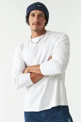 Remera de manga larga para hombre con escote redondo y logo bordado en el pecho.