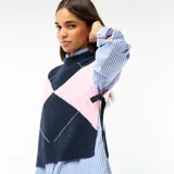 Sweater sin mangas de punto con diseño de rombos en azul marino y rosado. Presenta cuello redondo y aberturas laterales ajustables con lazos.
