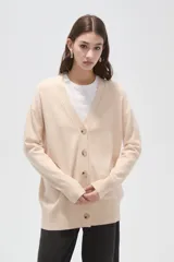 Saco cárdigan de viscosa color marrón, con cuello en V, cierre frontal de botones y diseño holgado de manga larga.