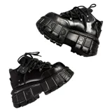 Botas chunky negras de eco cuero con plataforma de 8 cm y cordones con detalles metálicos.