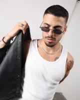 Lentes de sol plateados con forma rectangular y cristales negros. Protección UV400.