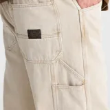 Pantalón utilitario Roark modelo Hwy 1 Utility, color beige, de corte recto con bolsillos laterales y presillas para martillo.