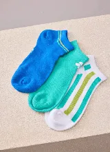 Pack de tres pares de medias tobilleras en colores azul, verde y blanco con diseño de rayas y rombos.