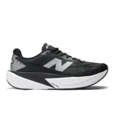 Championes de running New Balance FuelCell Rebel V5, color negro con logo plateado y suela blanca con tecnología FuelCell.