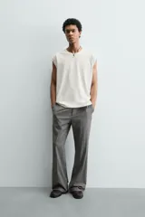 Camiseta tank gris con efecto lavado, de corte relajado, cuello redondo y manga raglán sisa.