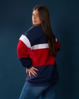 Buzo de felpa azul marino, rojo y blanco con diseño de bloques de color.
