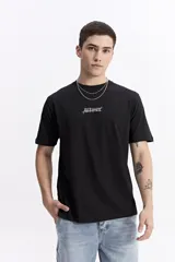 Remera blanca de manga corta con escote redondo y fit regular. Presenta un lettering estampado en el pecho con las palabras "DESTINY Future Movement MISTRAL".