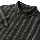 Camisa de manga corta Roark Crosswinds de algodón orgánico y tencel, color negro con diseño de rayas verticales texturizadas. Cuenta con cuello camisero, cierre frontal con botones y un bolsillo aplicado en el pecho.
