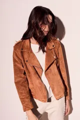 Campera marrón de gamuza sintética, estilo biker con cierre cruzado y cuello con solapas.