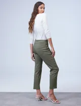 Pantalón verde militar de gabardina elastizada, marca Ruby Rd, corte recto, largo al tobillo y pretina ancha elastizada. Delantera con bolsillos simulados y trasera con bolsillos aplicados.
