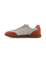 Sneaker acordonado de cuero con diseño multicolor en tonos gris, naranja y verde menta, con suela texturizada color miel y pas cordones al tono.