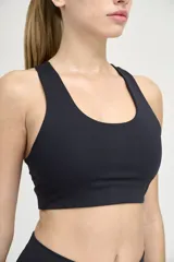 Top deportivo negro con escote redondo y espalda deportiva.