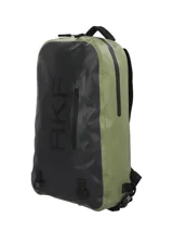 Mochila impermeable de la línea Waterproof de Rockford, confeccionada en lona PVC color verde militar y negro, con el logo RKF impreso en el frente y un bolsillo vertical con cierre termosellado.