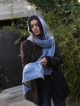 Pashmina rectangular color beige claro, de tejido suave y liviano. Ideal para usar como chalina o bufanda.