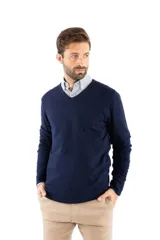 Sweater de punto con escote en V y mangas largas, confeccionado en una mezcla de algodón, nylon y spandex. Presenta un diseño clásico de corte recto con puños y ruedo acanalados.