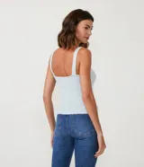 Musculosa celeste de punto con textura acanalada y escote en V.