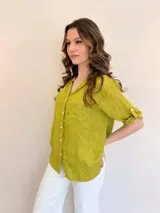 Camisa celeste de lino con mangas 3/4 y cuello mao.