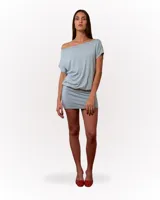 Minivestido celeste de lycra de seda elastizada, con escote amplio para usar con un hombro bajo o ambos en.