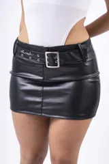 Minifalda negra de cuero sintético con cinturón con hebilla metálica plateada y detalle de ojales.