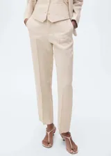 Pantalón de lino color beige, de tiro alto y diseño recto con bolsillos laterales y traseros.