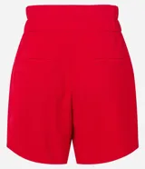Bermuda roja de poliéster con cintura elástica, bolsillos laterales y cierre con cremallera y botones.