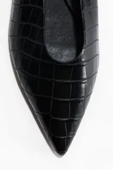 Zapato plano destalonado (slingback) de punta fina, color negro con textura de cocodrilo. Posee una tira elástica en el talón y forro de satén.