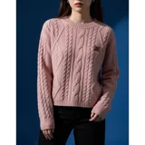 Sweater de punto color crema con diseño de trenzas y rombos, cuello redondo y mangas largas. Presenta un pequeño aplique decorativo en el pecho.