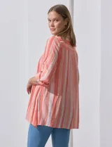 Camisa larga de rayón, con cuello clásico, cierre frontal con botones y mangas regulables con presilla. Presenta un diseño holgado con tajos laterales en el ruedo.