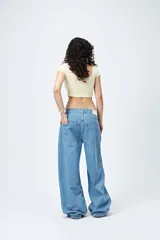 Pantalón de jean celeste de tiro bajo y corte ancho.