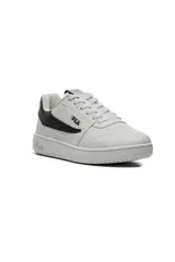 Championes deportivos Fila ACD Classic para mujer, de color blanco, con capellada sintética perforada en la puntera, cordones tono sobre tono y suela de goma con la marca grabada en el lateral.