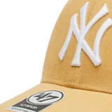Gorra de béisbol color beige con logo de los New York Yankees bordado en verde en el frente y logo de la marca 47 bordado en el lateral.