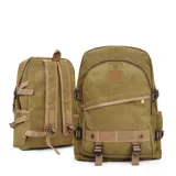 Mochila de tela canvas color marrón claro, con múltiples compartimentos con cierre, correas ajustables, presillas y broches plásticos de ajuste.