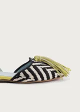Ballerinas planas destalonadas de inspiración artesanal, con exterior en rafia trenzada con patrón en zigzag blanco y negro, y talón en napa color amarillo lima. Cuentan con una correa ajustable en el talón con hebilla dorada y una gran borla decorativa de flecos en el empeine.