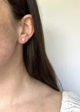 Aros colgantes de plata 925 bañados en oro, con perla de río y broche mariposa.