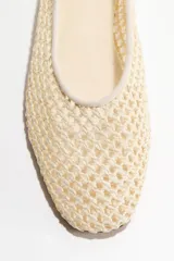 Ballerinas de paja de plástico trenzada con punta redondeada, color beige.
