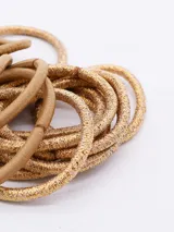 Pack de 18 gomitas de pelo color beige, algunas con hilo dorado.