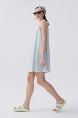 Vestido corto sin mangas de denim liviano a rayas verticales celestes y verdes. Cuenta con cuello redondo, abertura en la espalda y bajo desflecado.