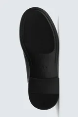 Bota tipo Chelsea de piel lisa color negro, con elásticos laterales para facilitar el calce, plantilla interior de piel, horma redonda y suela con ligero tacón.