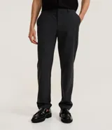 Pantalón de sastrería masculino en color beige, con corte recto, cintura elástica con trabillas para cinturón y cierre tradicional. Confeccionado en una mezcla de poliéster, viscosa y elastano.