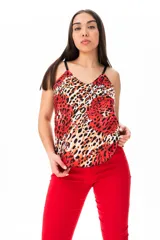 Musculosa de viscosa con estampado animal print en tonos rojo, naranja, blanco y negro. Tiene breteles finos regulables y escote en V.