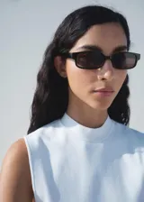 Vestido largo de diseño combinado, con cuerpo sin mangas de cuello redondo y falda evasé fluida. Presenta un estilo minimalista y elegante.