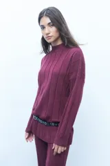 Sweater de tejido fino con textura rib, color bordó, de cuello alto y manga larga con diseño holgado.